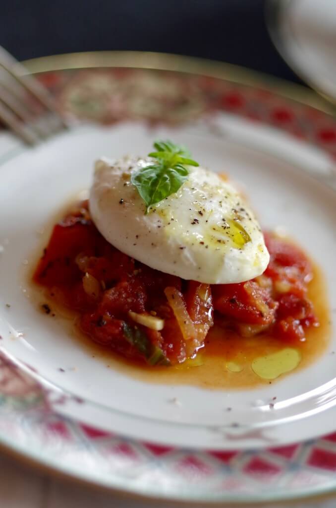 Poached Egg Recipe - Easy, healthy, and delicious! Not to mention a great use for leftovers. | www.lakesidetable.com