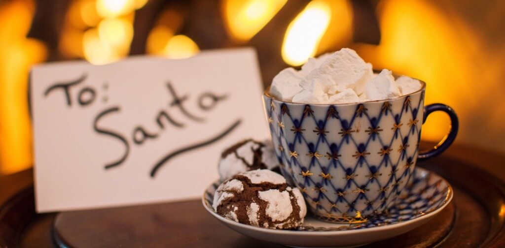 Keto hot cocoa - a delicious treat on a cold winter day. It will warm your heart and soothe your soul. | www.lakesidetable.com