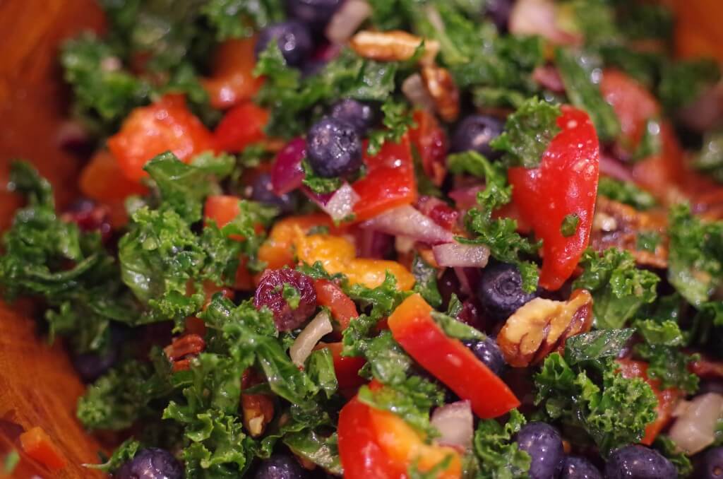 Fresh yogi kale salad - It's a bright balance of sweet and savory full of colorful super foods. | www.lakdesidetable.com