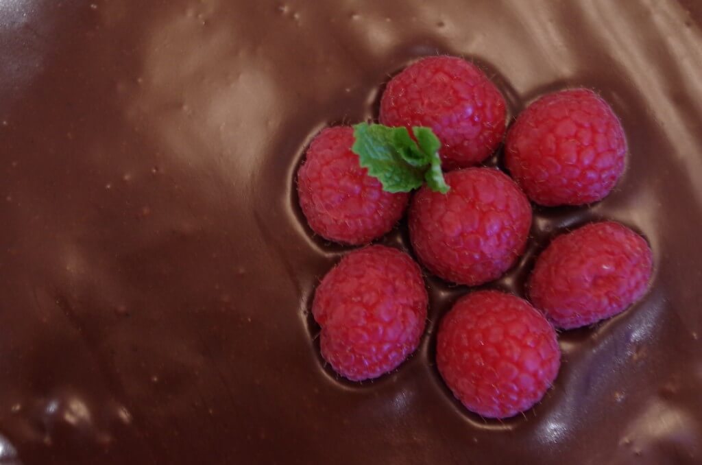 Flourless chocolate cake with Easy chocolate ganache