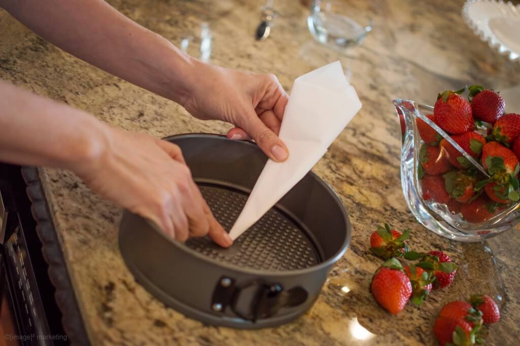 cutting parchment for strawberry schaum torte