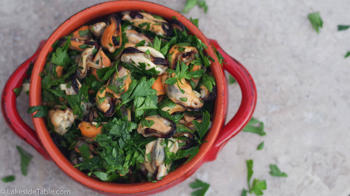 parsley mussel salad recipe - a fun and fresh way to let parsley take center stage! | www.lakesidetable.com